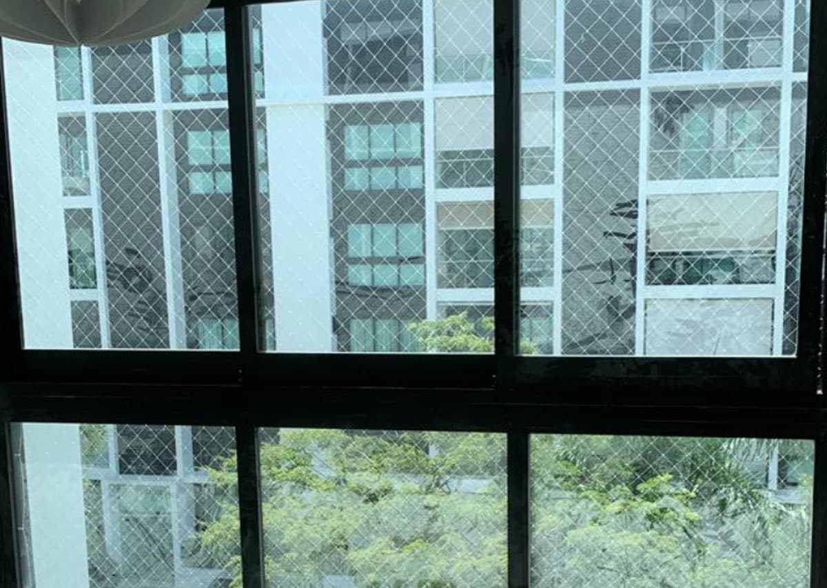 Malla de protección en una ventana de edificio