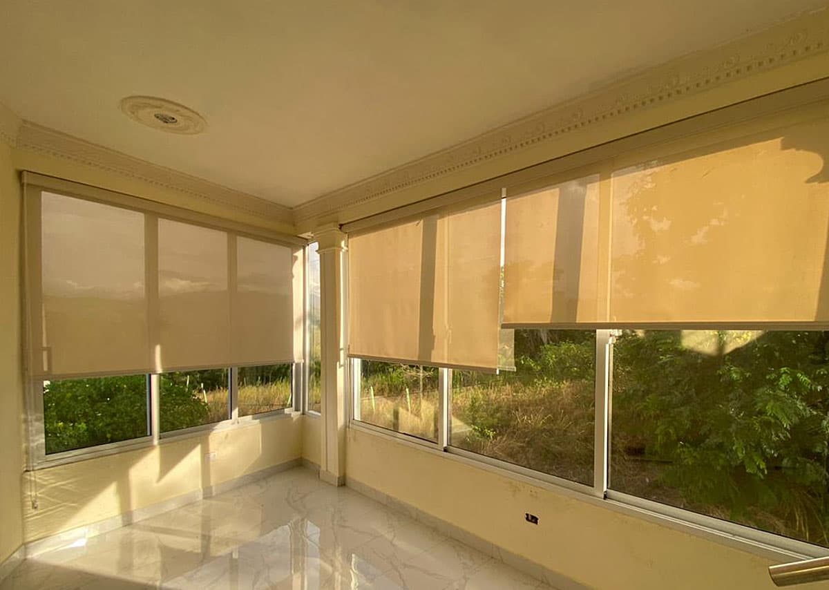 Cortina screen con visibilidad hacia el exterior