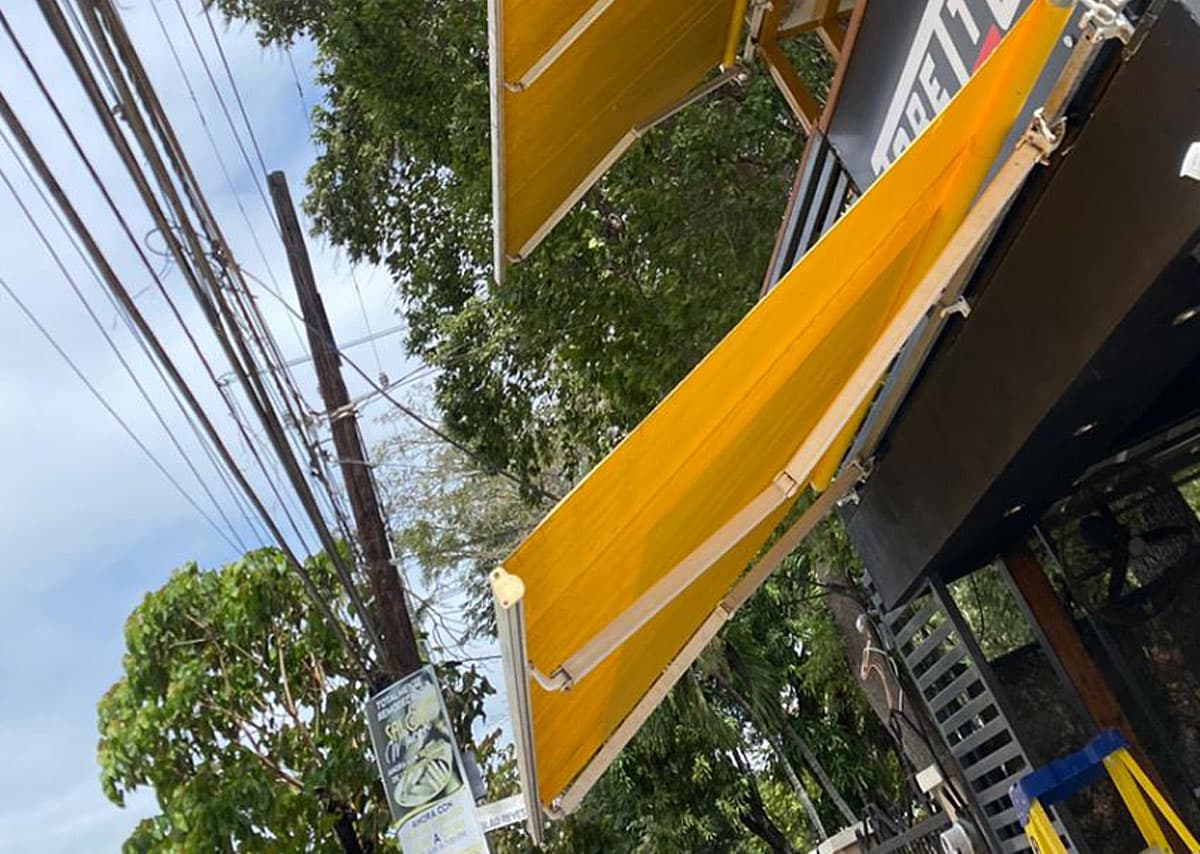 Toldo de tela retráctil eléctrico extendido