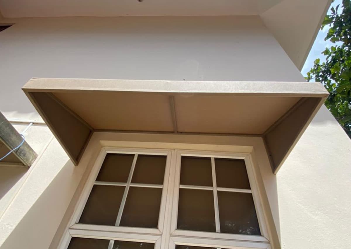 Toldo de tela fijo sobre una terraza