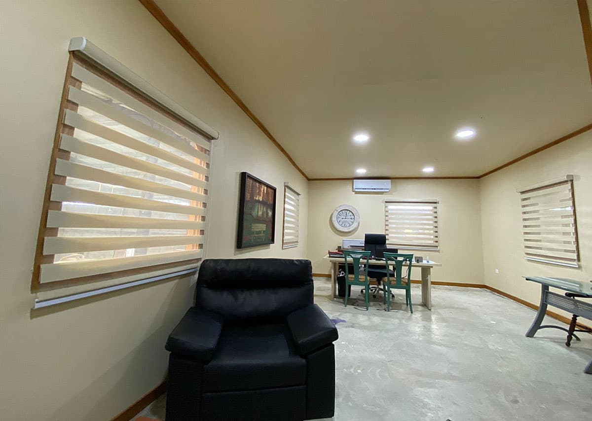 Cortinas zebra instaladas en las ventanas de una oficina
